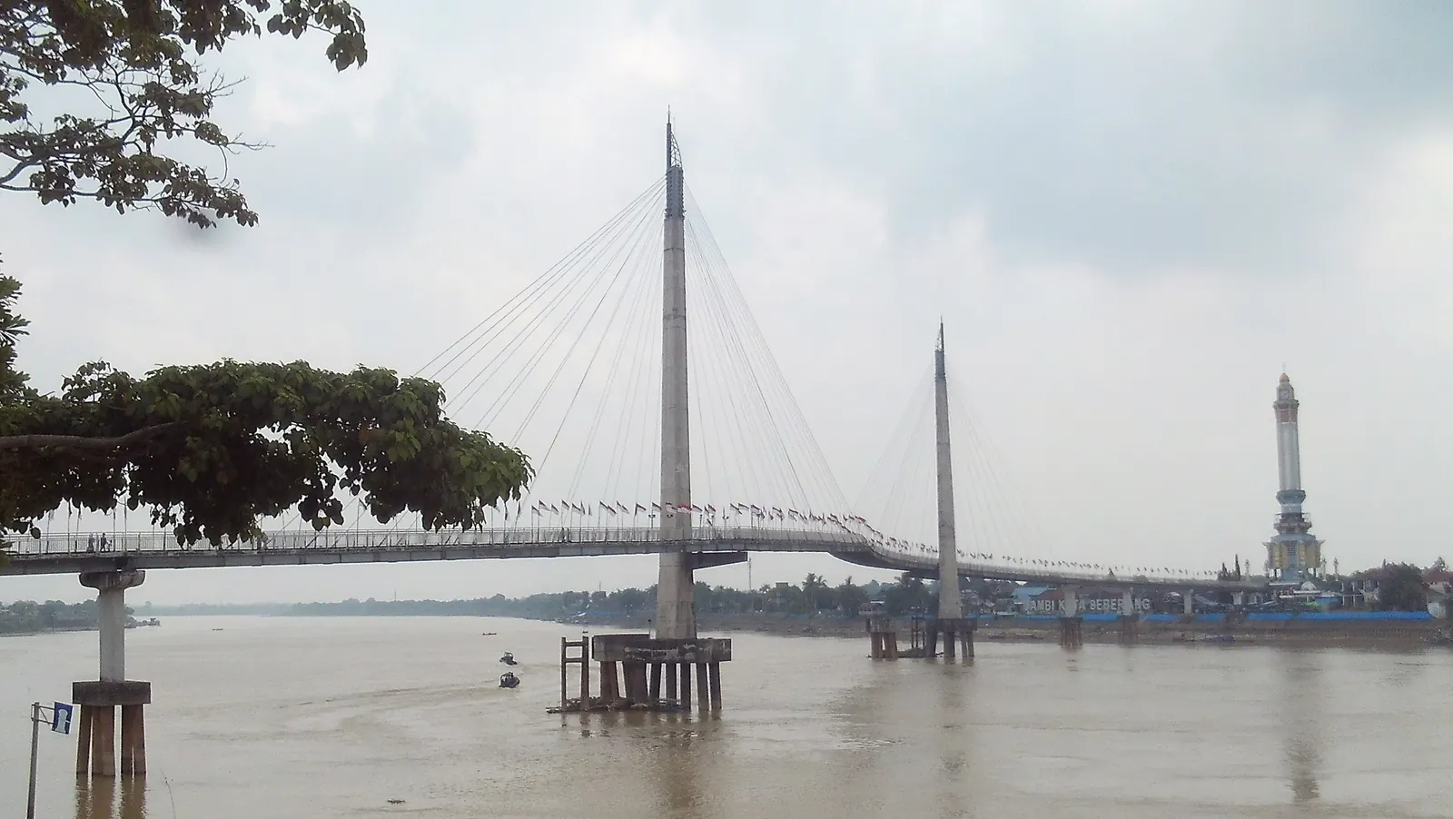 Jembatan Gentala Arasy dan Menara Gentala Arasy di atas Sungai Batanghari