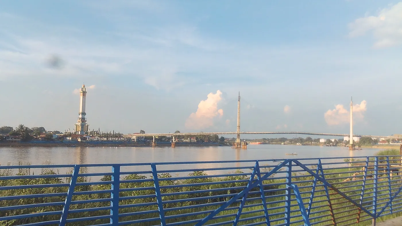 Ruang sungai, garis jembatan, dan menara dalam satu cakupan.