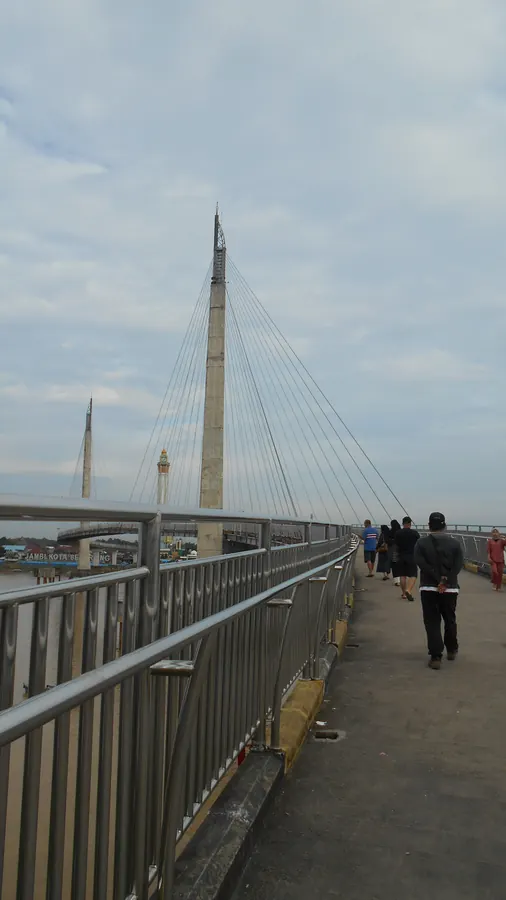 Skala nyata jalur pedestrian dan arah pandang ke tiang jembatan.